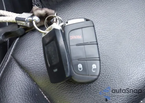 2018 Jeep Compass Latitude 4X4 z USA, uszkodzony, nr VIN 3C4NJDBB5JT144320